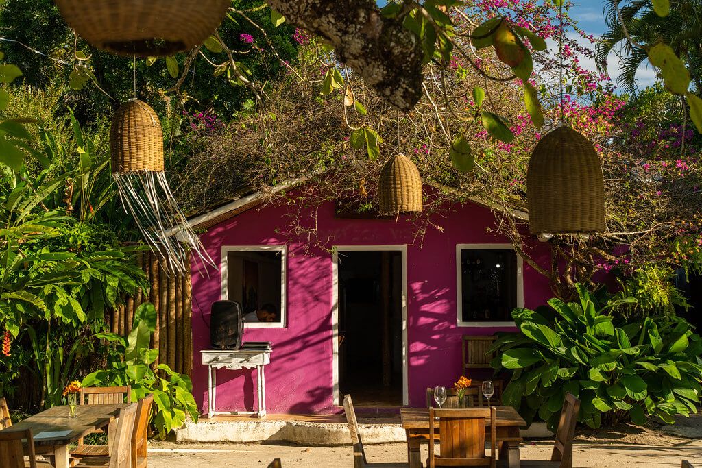 A região também abriga praias mais isoladas, pontos adequados para o surfe e opções de lazer como caiaque, ciclismo e trilhas. | Foto: Visit Brasil