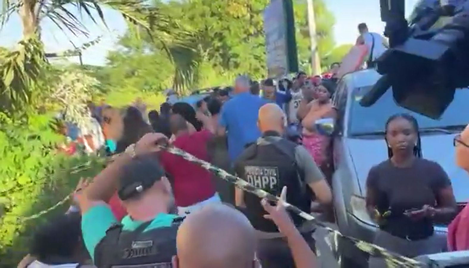 Moradores invadiram a casa de um homem preso suspeito de envolvimento na morte da adolescente Thamiris Pereira, de 14 anos. | Foto: Redes Sociais