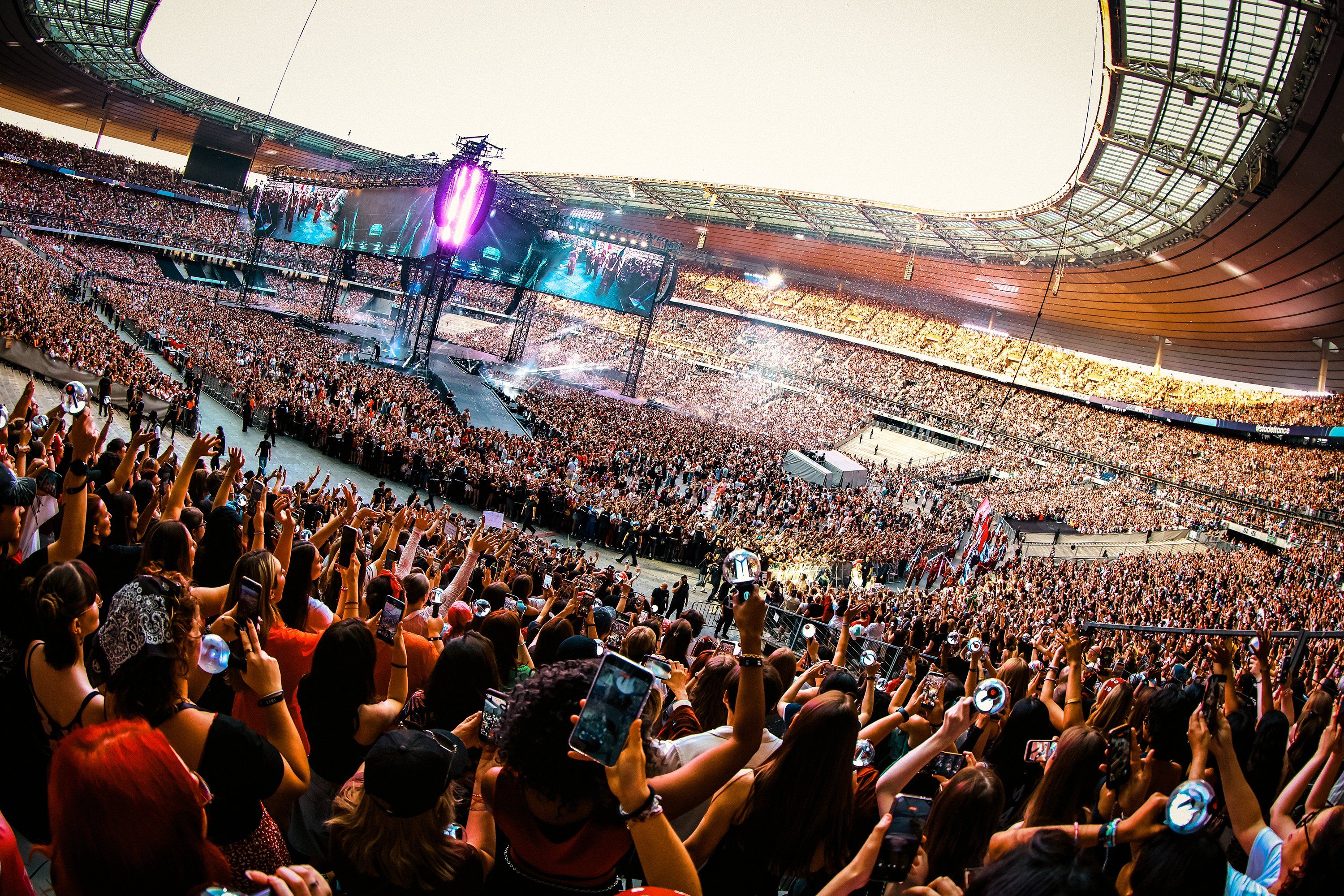 Durante os shows, o acess&oacute;rio se conecta via Bluetooth ao sistema do evento, permitindo que a produ&ccedil;&atilde;o controle as cores de todas as luzes do est&aacute;dio. | Foto: Divulga&ccedil;&atilde;o/BTS