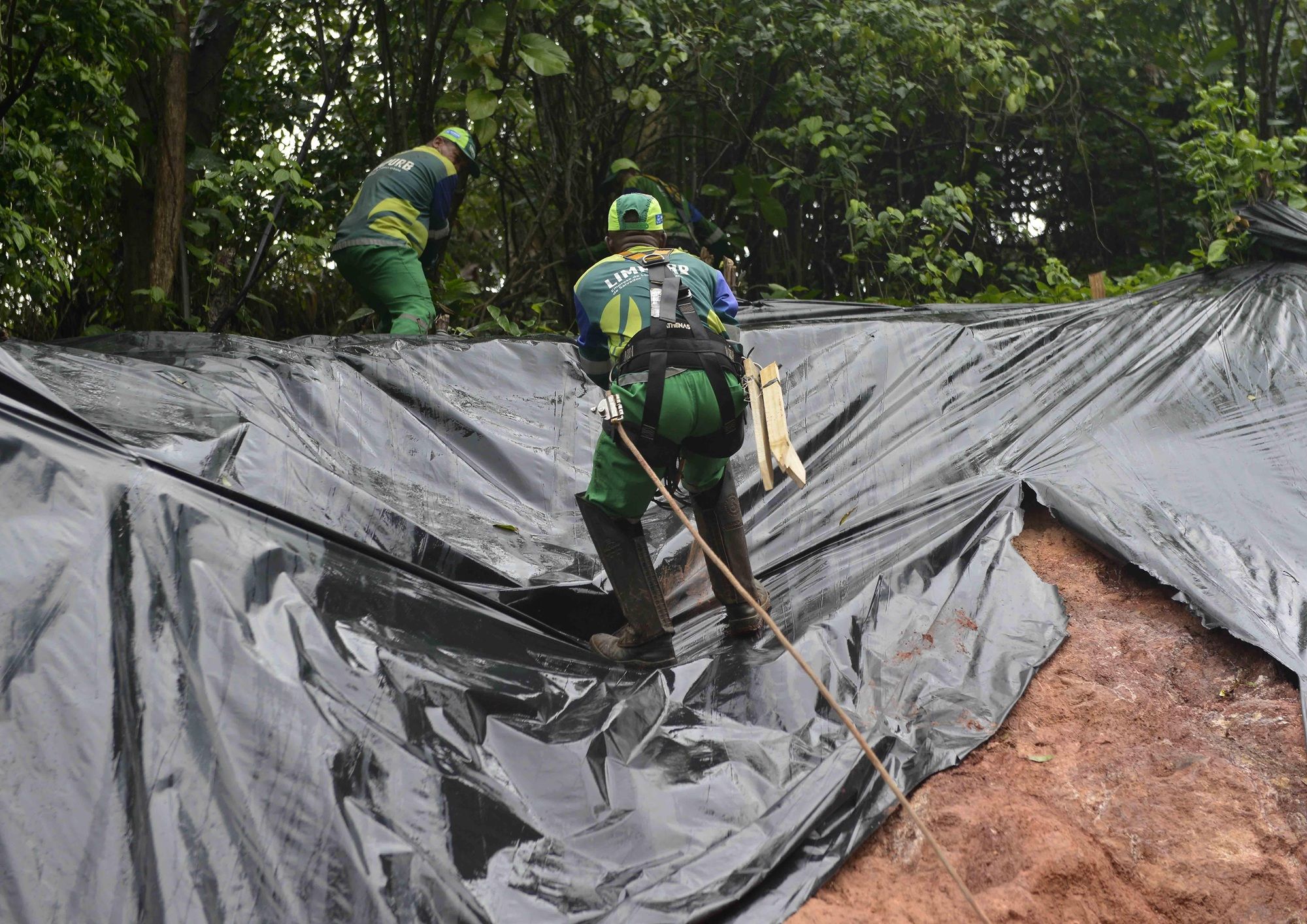 Segundo o sindicato patronal, Salvador possui cerca de 4 mil agentes de limpeza urbana distribu&iacute;dos entre os dois cons&oacute;rcios respons&aacute;veis. | Foto: Ot&aacute;vio Santos/Secom PMS