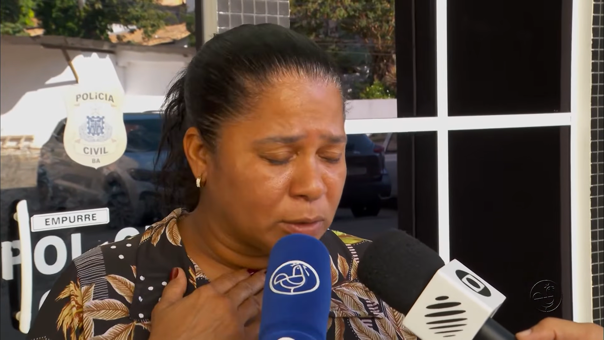A m&atilde;e de Brenda Nicole Alves Brand&atilde;o, de 21 anos, morta durante uma tentativa de assalto no bairro do Imbu&iacute;, desabafou sobre o caso. | Foto: Reprodu&ccedil;&atilde;o/TV Aratu
