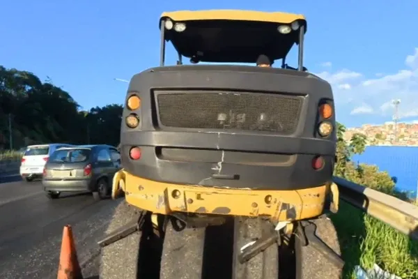 De acordo com a Pol&iacute;cia Civil, o rolo compactador estaria em um local inadequado e sem sinaliza&ccedil;&atilde;o suficiente. | Foto: Redes Sociais