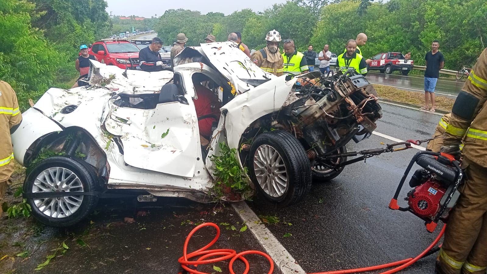 O ve&iacute;culo transportava cinco ocupantes quando colidiu contra uma &aacute;rvore. | Foto: Corpo de Bombeiros