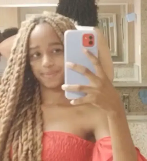 Horas ap&oacute;s o desaparecimento, a mochila da jovem foi encontrada em uma rua. | Foto: Redes Sociais
