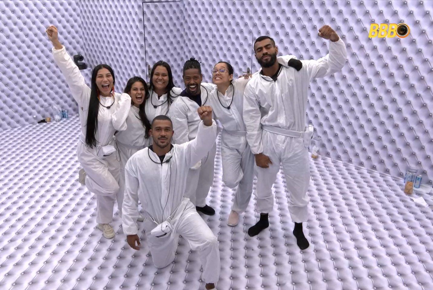 A reportagem exibiu trechos em que participantes do Quarto Branco reclamam da falta de &aacute;gua, de comida e dos ru&iacute;dos constantes. | Foto: Reprodu&ccedil;&atilde;o/Globoplay