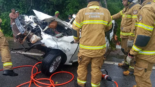 O veículo transportava cinco ocupantes quando colidiu contra uma árvore. | Foto: Corpo de Bombeiros