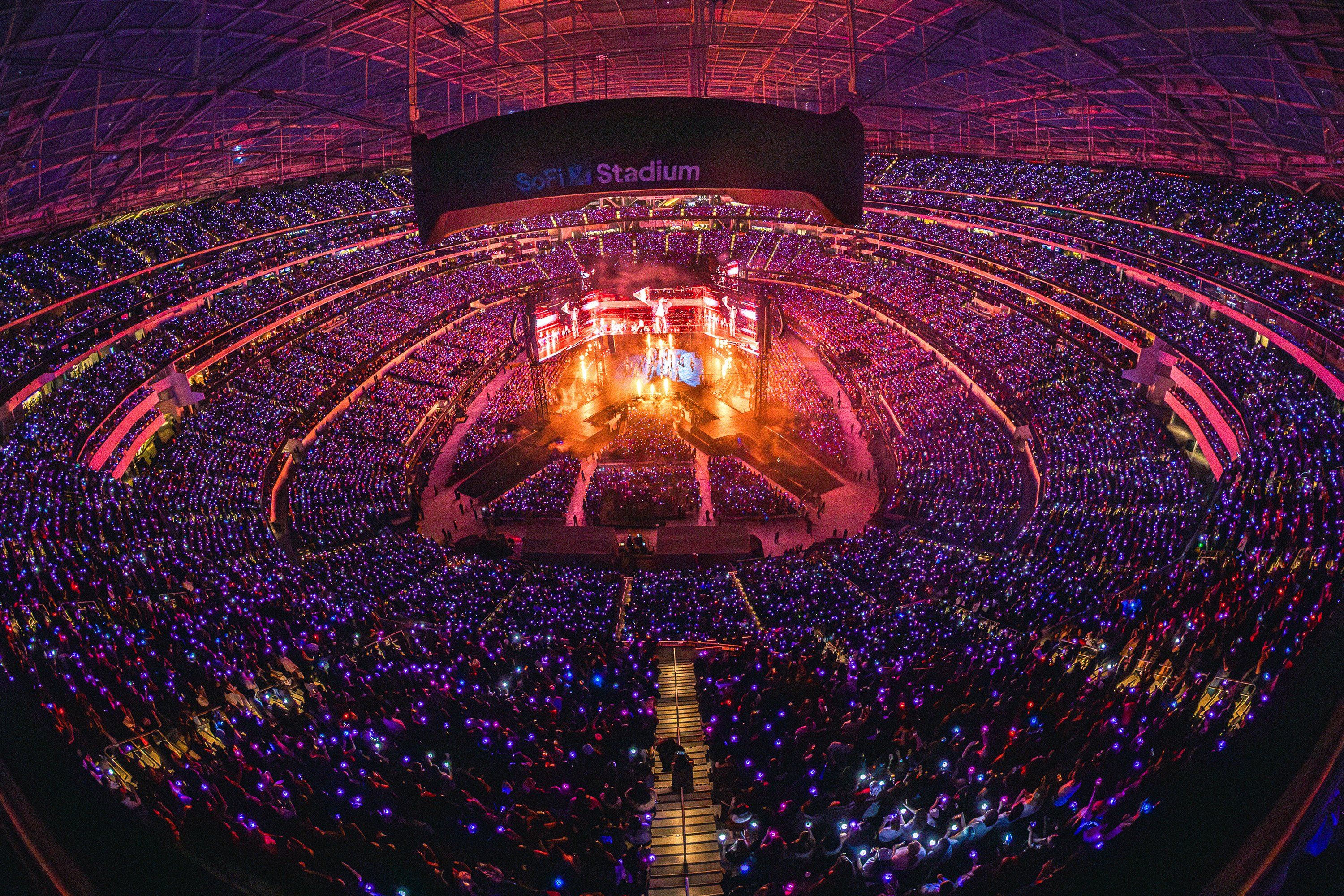 Mensagens compartilhadas no grupo da CEG mostram que, inicialmente, a organizadora informava aos participantes que as Army Bombs seriam enviadas em junho. | Foto: Divulga&ccedil;&atilde;o/BTS