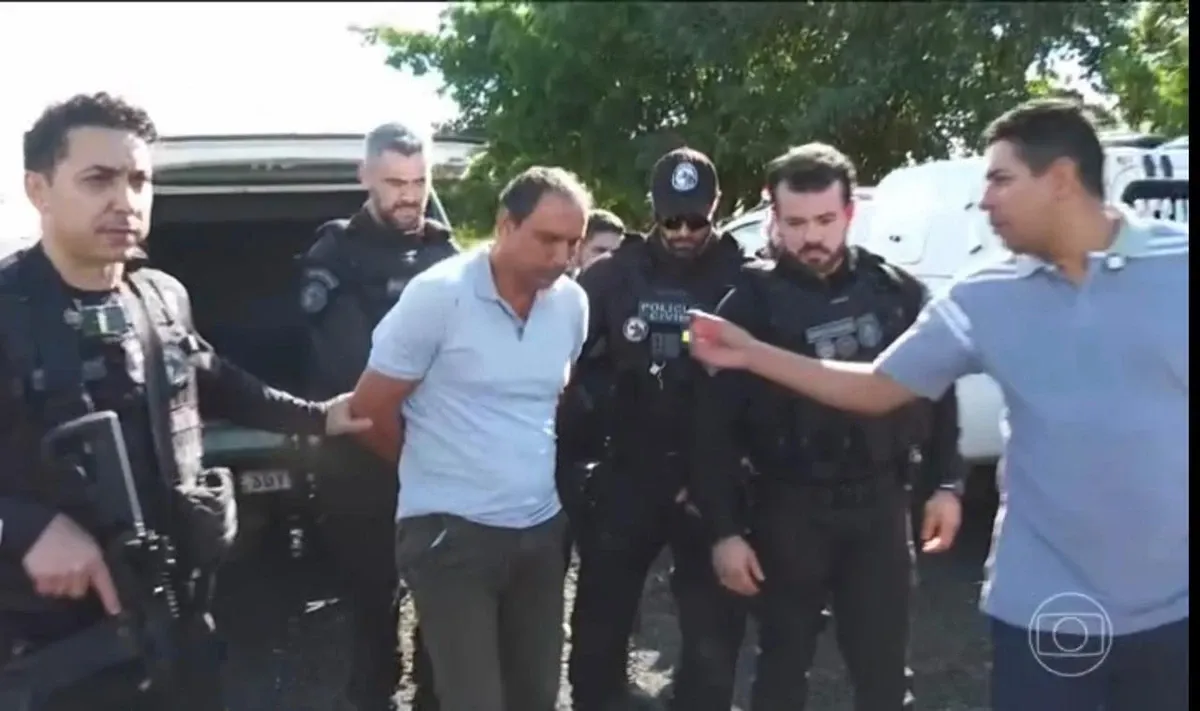 Al&eacute;m de pai e filho, um porteiro do condom&iacute;nio foi conduzido &agrave; delegacia. | Foto: Redes Sociais