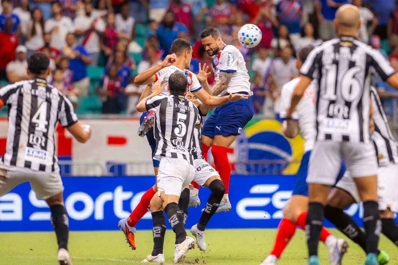 O Esporte Clube Bahia reagiu ap&oacute;s sair dois gols atr&aacute;s e empatou com o Santos Futebol Clube por 2 a 2. | Foto: Let&iacute;cia Martins/EC Bahia
