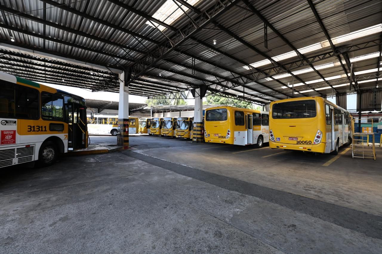 O Procon-BA identificou 544 &ocirc;nibus parados em cinco garagens de empresas de transporte p&uacute;blico de Salvador neste domingo (25). | Foto: Manu Dias/GOVBA