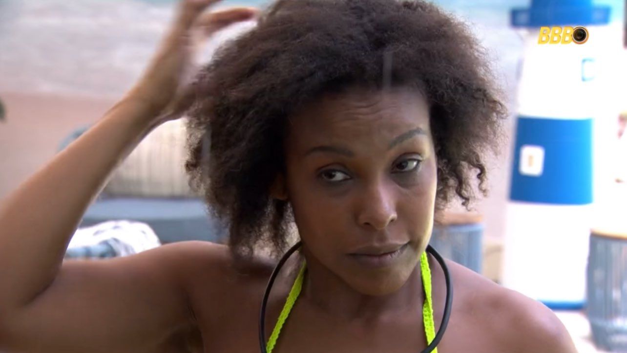 Após a transformação, a atriz comemorou o resultado. | Foto: Globoplay