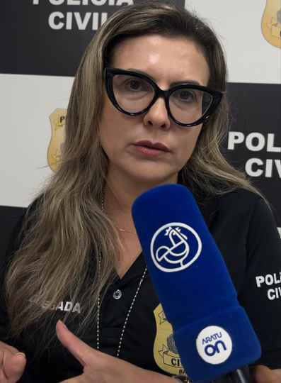 Na foto delegada Zaira Pimentel, durante coletiva de imprensa sobre a morte de L&eacute;o Lanches.| Foto: Liven Paula/ Aratu On
