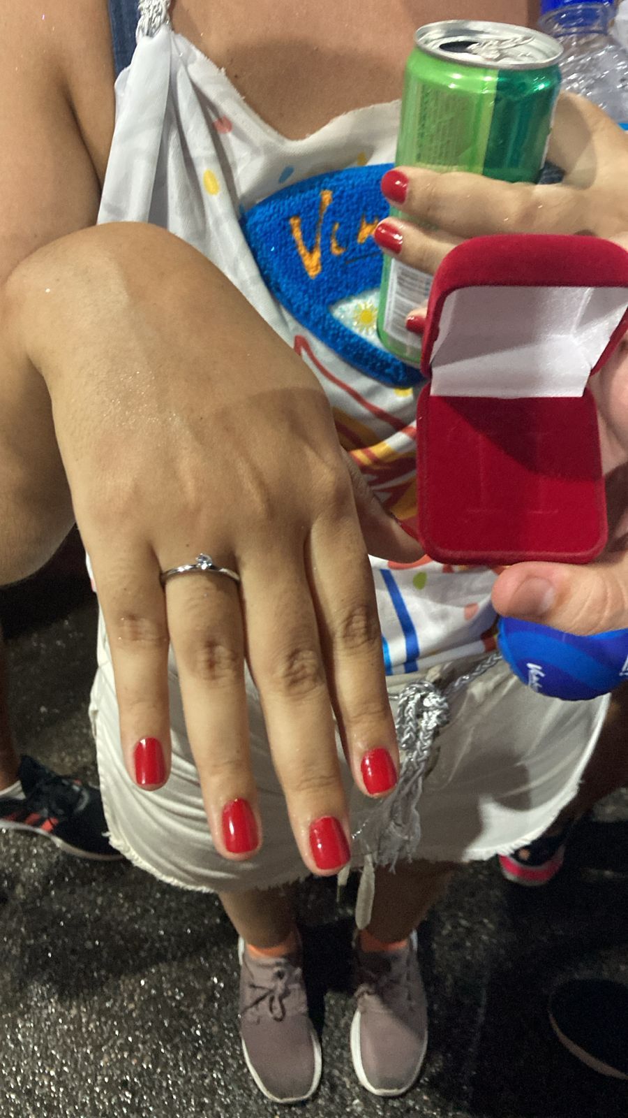 Durante a passagem do bloco Vumbora, comandado por Bell Marques no Circuito Dod&ocirc; (Barra-Ondina), houve um pedido de casamento. | Foto: Arquivo Pessoal