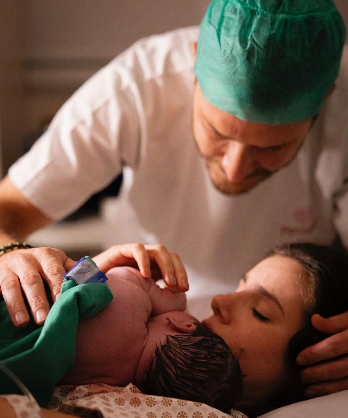 A atriz Camila Queiroz e o ator Klebber Toledo anunciaram, na manhã deste sábado (13), o nascimento da primeira filha do casal, Clara. | Foto: Redes Sociais