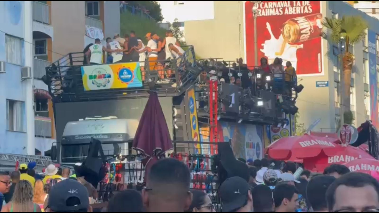 Devido ao desabamento, o ve&iacute;culo, cedido pela Prefeitura de Salvador, precisou ser desligado, interrompendo os desfiles no circuito. | Foto: Leitor/Aratu On