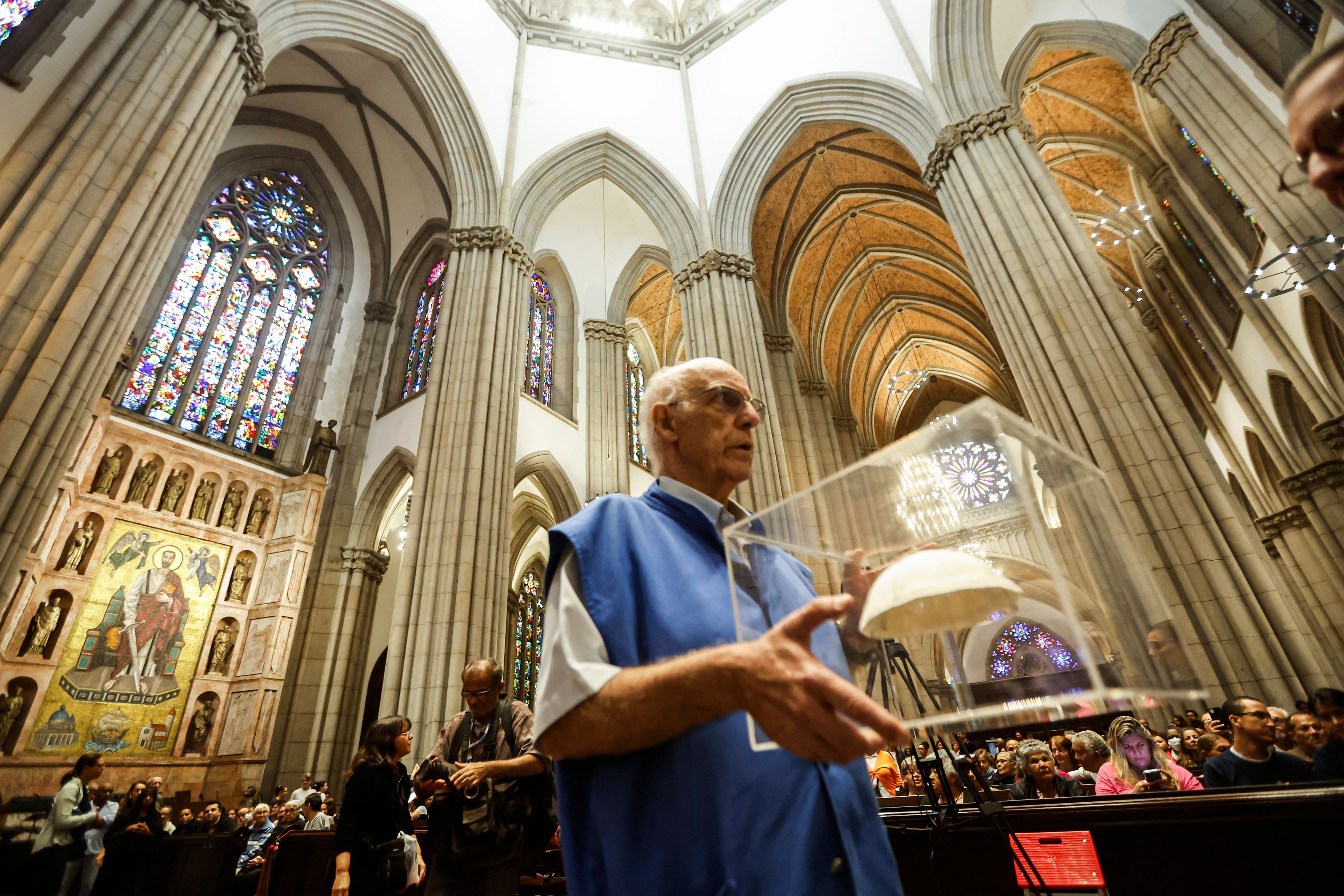 Durante missa celebrada no último domingo (14), padre Júlio Lancellotti anunciou que aquela seria a última transmissão da celebração pela internet. | Foto: Paulo Pinto/Agência Brasil