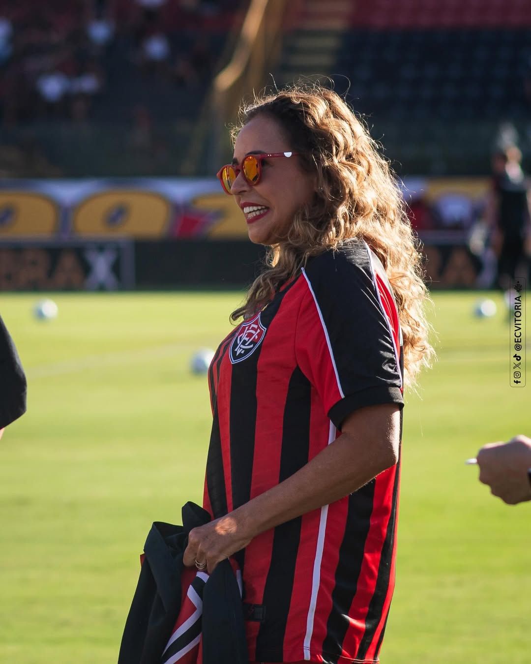 Torcedora declarada do Leão, a artista animou o público antes do início da partida. | Foto: Victor Ferreira/EC Vitória