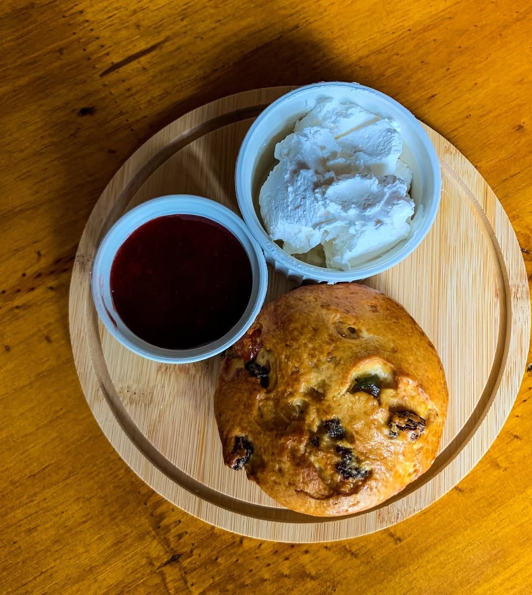 O local oferece café da manhã completo, além de opções para almoço e jantar. | Foto: Redes Sociais/@littleenglandcafe