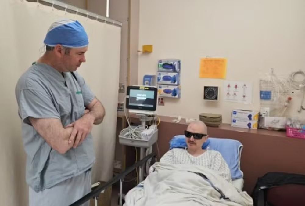 O canadense Brent Chapman, de 34 anos, voltou a enxergar após se submeter a um procedimento incomum. | Foto: Redes Sociais