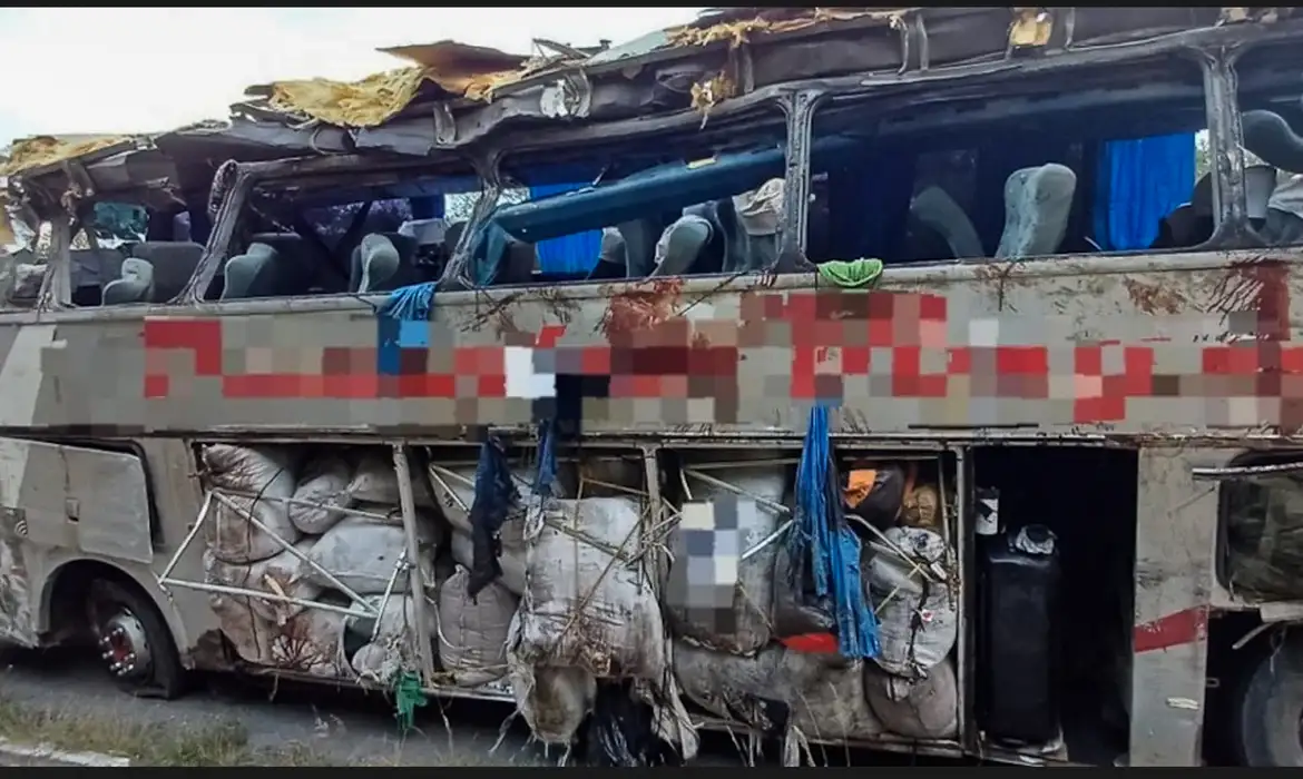 Acidente de ônibus em pernambuco deixou ao menos 17 mortos. Foto: PRF