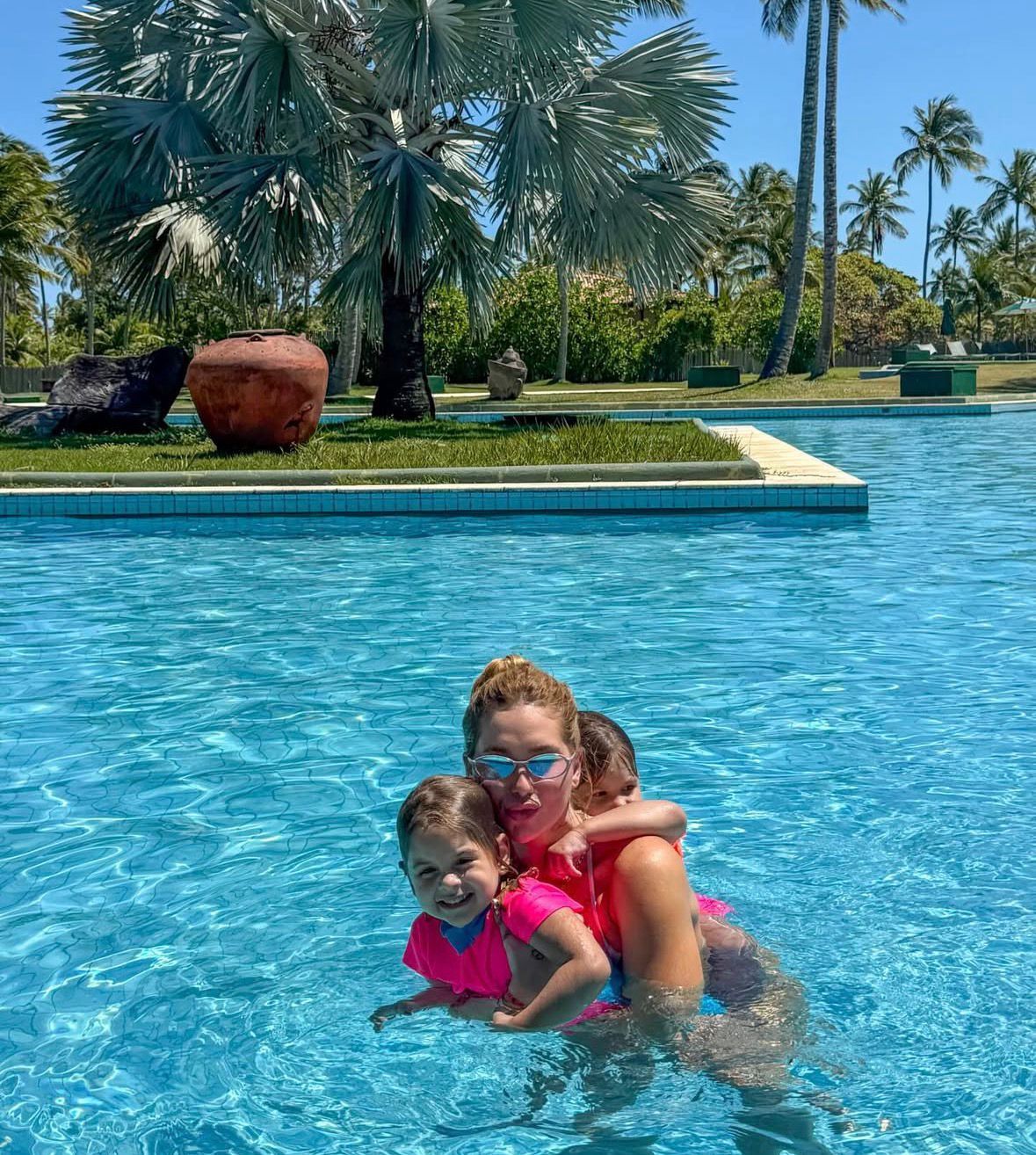 Os filhos de Virgínia, Maria Alice, Maria Flor e José Leonardo, chegaram ao hotel de helicóptero. | Foto: Redes Sociais